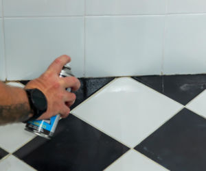 Jak poprawnie usunąć starą fugę i silikon oraz nałożyć nowy? Murator Remontuje