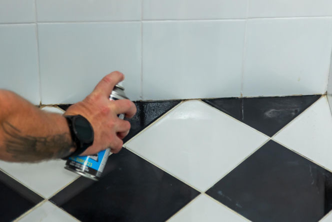 Jak poprawnie usunąć starą fugę i silikon oraz nałożyć nowy? Murator Remontuje