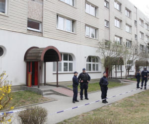 Przerażająca relacja sąsiadów, W mieszkaniu w Wołominie znaleziono ciała dwóch osób, ranny 19-latek w szpitalu