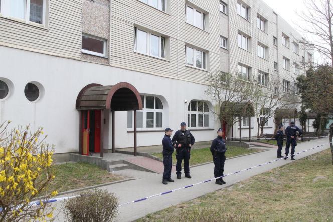 Przerażająca relacja sąsiadów, W mieszkaniu w Wołominie znaleziono ciała dwóch osób, ranny 19-latek w szpitalu