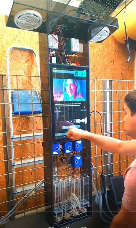 Naukowcy z Politechniki Śląskiej stworzyli inteligentny prysznic. Automat poinformuje nas nawet o tym, że skończył sie szampon
