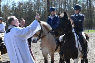Poświęcili wielkanocne koszyczki... na koniach! Wydarzenie powróciło do Szczecina po trzech latach przerwy [ZDJĘCIA]