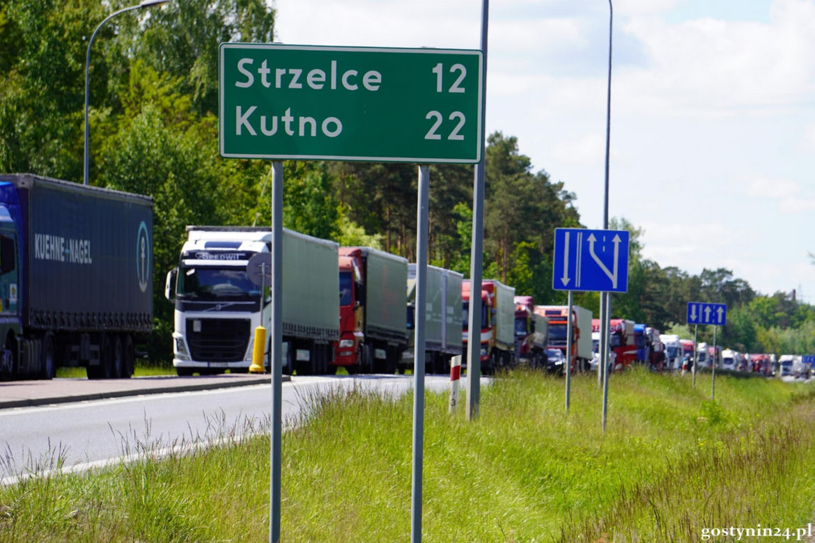 Tragiczny wypadek w Gostyninie. Wjechała toyotą pod tira. Nie żyje