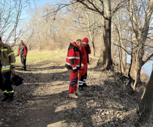 Ciało zostało wyłowione z rzeki, a śledczy próbują teraz ustalić, kim był zmarły i jak znalazł się w wodzie