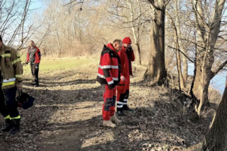 Ciało zostało wyłowione z rzeki, a śledczy próbują teraz ustalić, kim był zmarły i jak znalazł się w wodzie