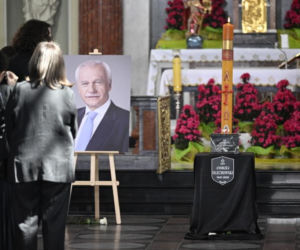 Pogrzeb Andrzeja Olechowskiego. Tłumy w kościele, morze kwiatów