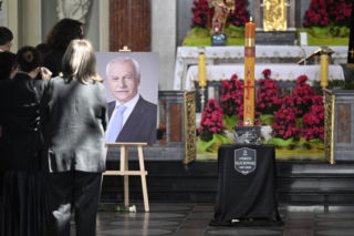Pogrzeb Andrzeja Olechowskiego. Tłumy w kościele, morze kwiatów
