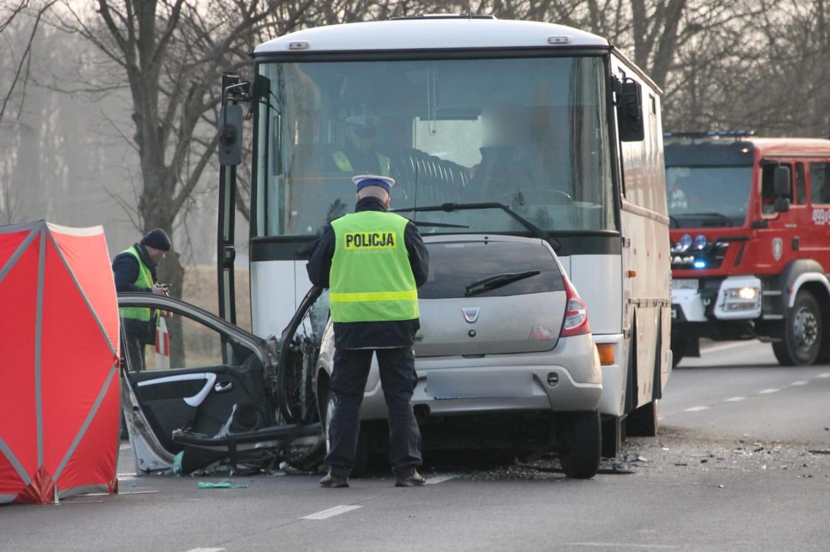 Dacia wjechała pod autobus z Milicza do Krotoszyna 