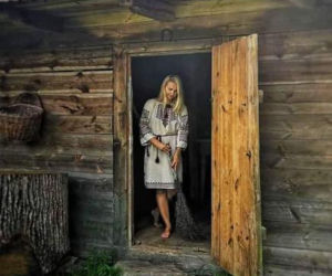 Marzenia trzeba realizować. Monika Dygas realizuje je krok po kroku. Chata Szeptuchy już stoi
