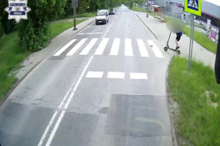 11latek wjechał hulajnoga pod autobus