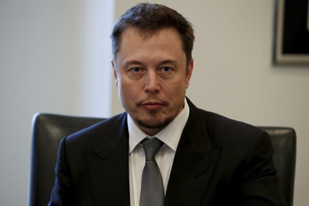 Miliarder posłał auto w kosmos! Tesla leci na orbitę Marsa