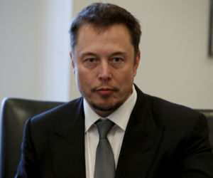 Miliarder posłał auto w kosmos! Tesla leci na orbitę Marsa