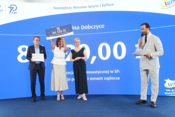 Ponad 7 mln zł dla lokalnych projektów. Na Służewcu wręczono czeki laureatom programu „Sportowo Kulturalnie Lokalnie”.