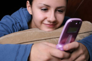 Nastolatek chce telefon z klapką? To mądry bunt przeciwko cyfrowemu zmęczeniu