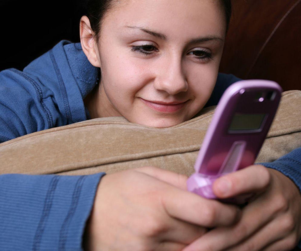 Nastolatek chce telefon z klapką? To bunt przeciwko cyfrowemu zmęczeniu