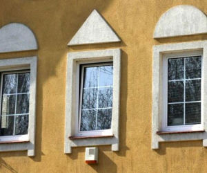 Obramienia okien na elewacji: obramienia z geometrycznym detalem