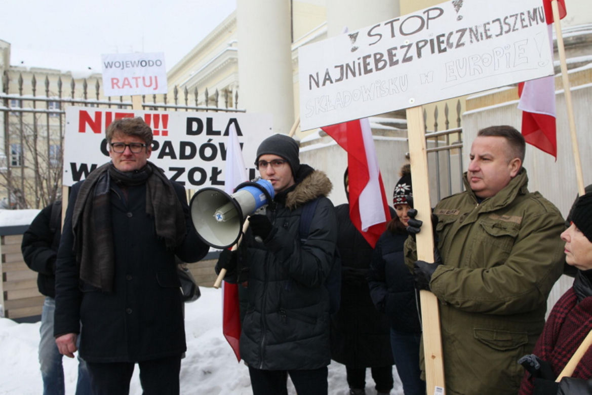 6500 ton toksycznych odpadów pod Warszawą. Mieszkańcy alarmują. „Żyjemy na tykającej bombie”