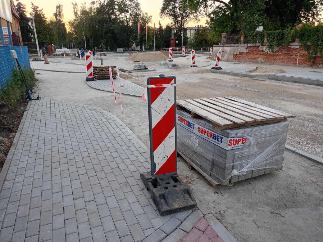 Roboty przy budowie ronda na skrzyżowaniu ulic Cmentarnej i Wojskowej w Siedlcach trwają od 11 czerwca