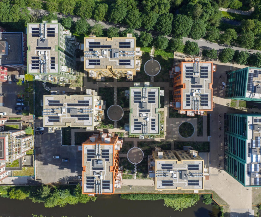 Widok z góry na budynki kwartału Kruidentuin w Amsterdamie. O projekcie MVRDV przeczytasz w serwisie Architektura.