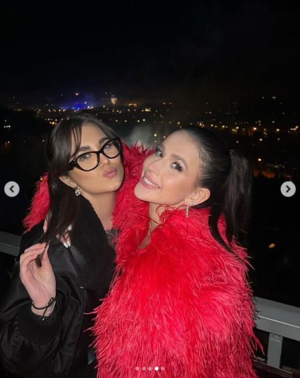 Roksana Węgiel, Julia Antoszkiewicz