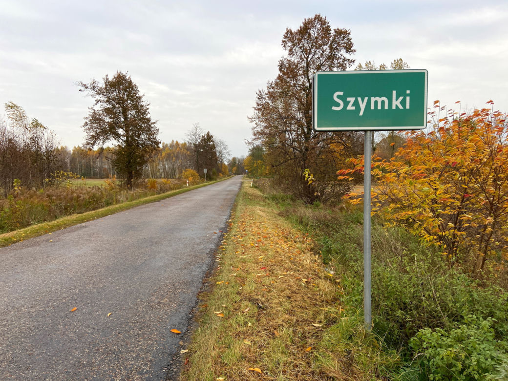 Szymki. Opuszczone koczowisko migrantów przy granicy polsko-białoruskiej / Sołtys wsi Szymki (woj. podlaskie) z rodziną