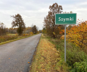 Szymki. Opuszczone koczowisko migrantów przy granicy polsko-białoruskiej / Sołtys wsi Szymki (woj. podlaskie) z rodziną