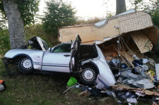HORROR! Auto z przyczepą kempingową ROZTRZASKAŁO SIĘ na drzewie. Zginął 35-latek [ZDJĘCIA]