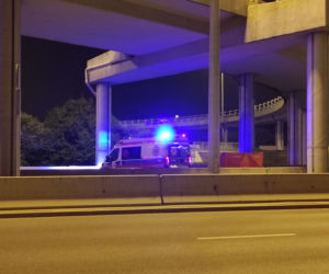 Koszmarna śmierć motocyklisty na Białołęce. Motocykl wyleciał w powietrze, samochód dachował [ZDJĘCIA]