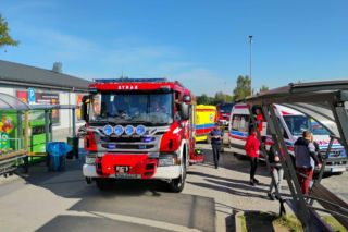 Pod Biedronką zaroiło się o karetek. Cztery osoby miały niepokojące dolegliwości 