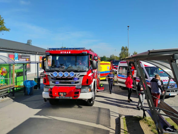 Pod Biedronką zaroiło się o karetek. Cztery osoby miały niepokojące dolegliwości 