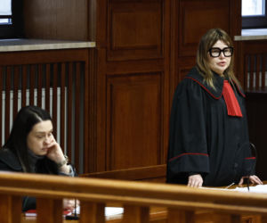 „Sztuczną szczękę wepchnięto jej do gardła”. Przerażające ustalenia. W mieszkaniu w Warszawie znaleziono cztery ciała