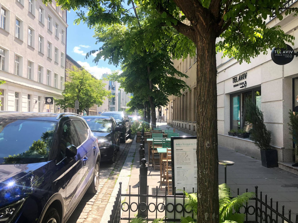 Większe ogródki restauracyjne kosztem parkingów? Taki pomysł trafił do ratusza!
