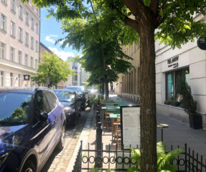 Większe ogródki restauracyjne kosztem parkingów? Taki pomysł trafił do ratusza!