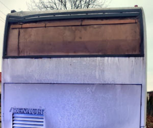 Tektura zamiast szyby. Skandal w autobusie dla dzieci pod Mławą! Policjanci w szoku [ZDJĘCIA]