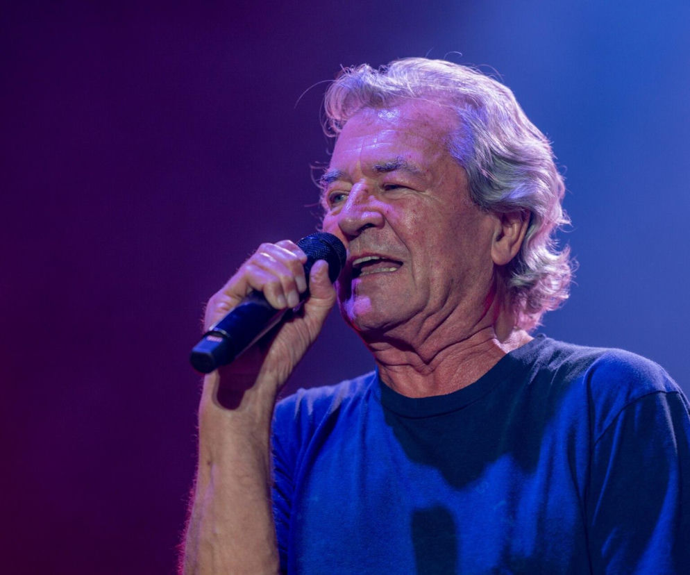Wokalista Ian Gillan śpiewa do mikrofonu podczas koncertu Deep Purple. O planach muzyka przeczytasz na EskaRock.