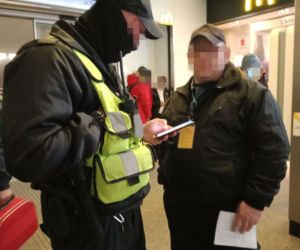 Wolontariusze pomagający uchodźcom wygonieni z dworca. Kolejna skandaliczna interwencja policji