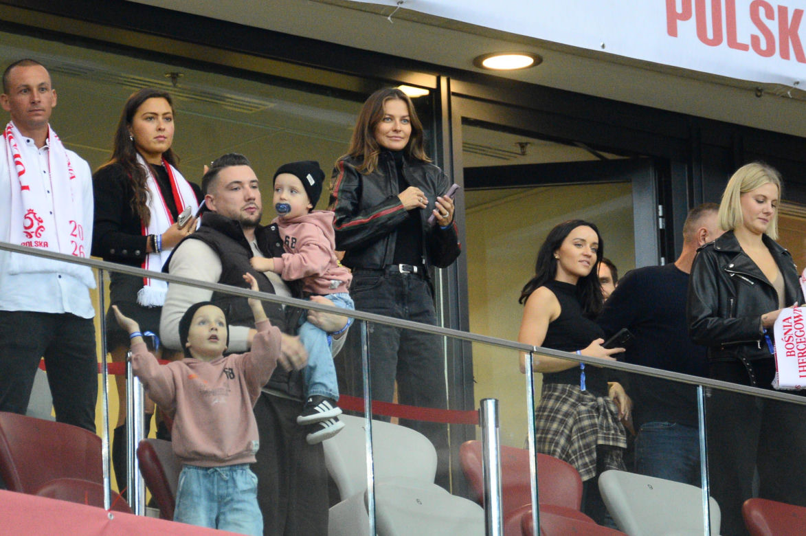 Anna Lewandowska z z teściową i jej partnerem na meczu Polska - Bośnia