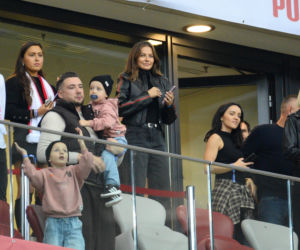 Anna Lewandowska z z teściową i jej partnerem na meczu Polska - Bośnia