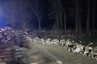 Tragiczny wypadek w powiecie rawickim. Auto uderzyło w murowany przystanek, 19-letni kierowca nie żyje