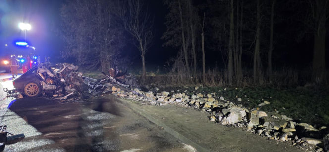 Tragiczny wypadek w powiecie rawickim. Auto uderzyło w murowany przystanek, 19-letni kierowca nie żyje