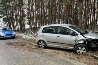 Zawady. 25-latek rozbił się na drzewie. Miał prawie 4 promile!