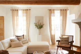 Firany i zazdrostki w estetyce modern farmhouse. Rustykalny klimat pozbawiony przaśności