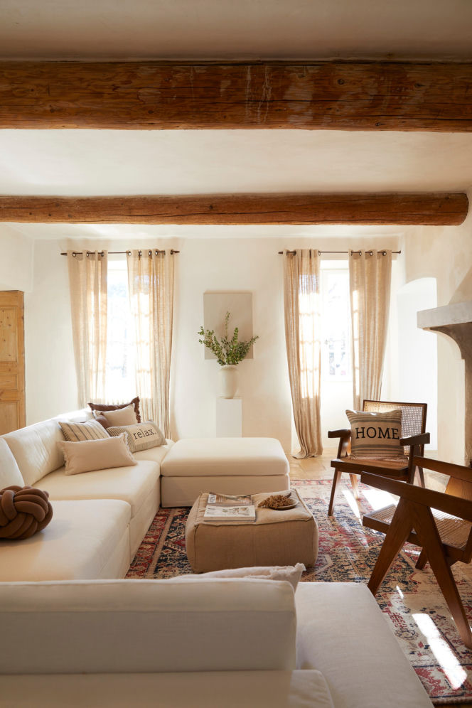 Salon w stylu farmhouse