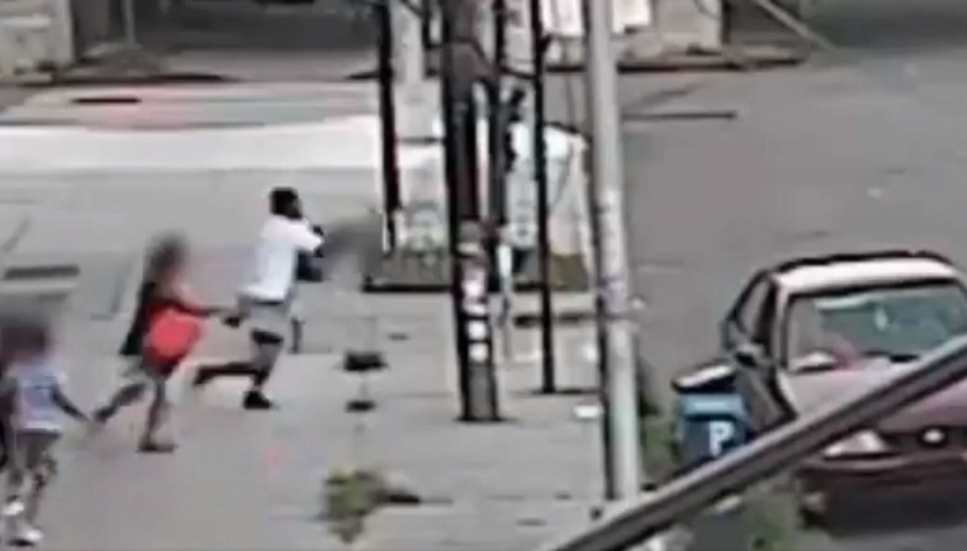 Porywacz chwycił 5-latka i uciekł. Wtedy matka dziecka... Szokujące wideo