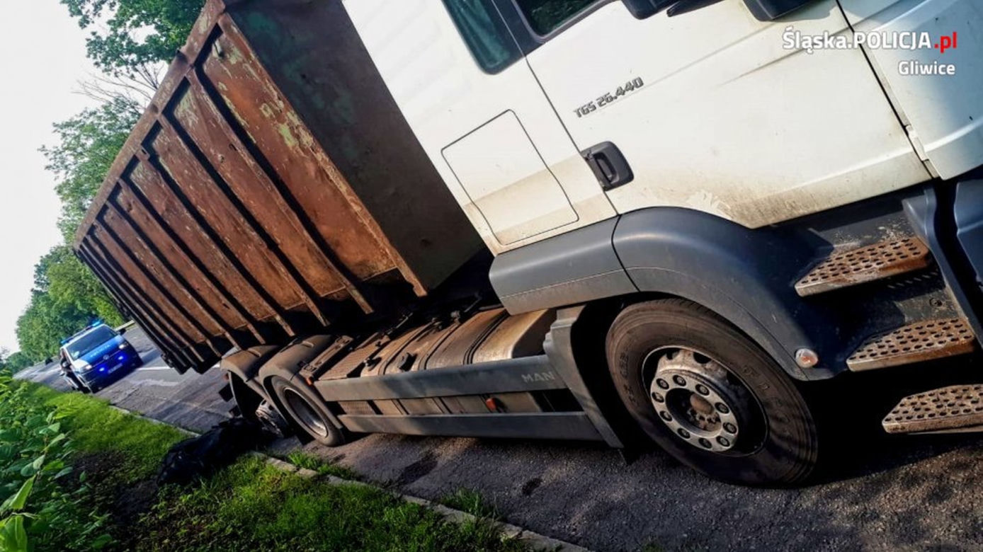 Jechał bez opony i uszkodził 6 km drogi