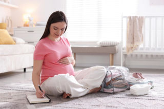 ZUS wprowadza ułatwienia dla kobiet w ciąży. Czy kontrole L4 to nadal powód do stresu?