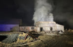 Padło ok. 20 byków. W Mościszkach palił się budynek inwestarski [ZDJĘCIA]