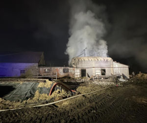 Padło ok. 20 byków. W Mościszkach palił się budynek inwestarski [ZDJĘCIA]