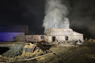 Padło ok. 20 byków. W Mościszkach palił się budynek inwestarski [ZDJĘCIA]