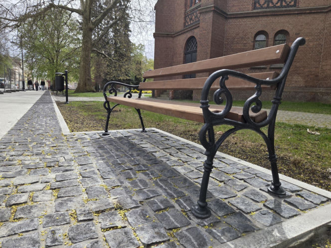 Nowe oblicze placu Wolności. Kwiaciarnie już zamontowane, koniec prac coraz bliżej